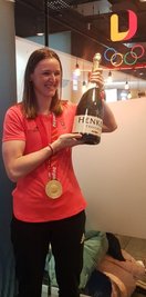 Ein Gläschen zur richtigen Zeit, dem ist Denise Herrmann nicht abgeneigt. Beim Empfang auf dem Flughafen wurde vorgesorgt. 