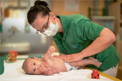 Nur noch ein kleines Stückchen, dann liegt Sophia Elena aus Plauen auf dem Bauch. Diese Übung gehört zur Nachsorge für gentherapeutisch behandelte Babys mit Spinaler Muskelatrophie (SMA). Physiotherapeutin Ilka Lehnert vom Uniklinikum Dresden behandelt derzeit zehn dieser Kinder.