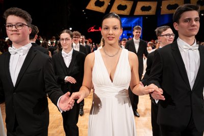 Debütanten, Opernsänger und das Ballett eröffnen die Tanzfläche beim Chemnitzer Opernball.