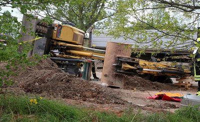 Nahe der B 173 ist am Mittwochvormittag ein Radbagger umgefallen. Die Feuerwehr musste der Fahrer aus dem Führerhaus schneiden.