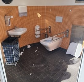 Die Toilette am Spielplatz wurde beschädigt. 