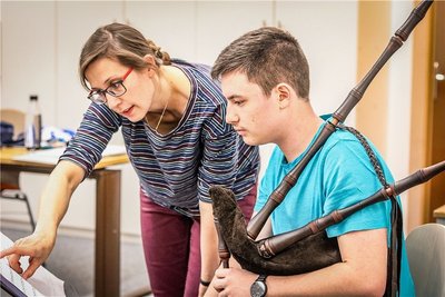 Beim Jahreskonzert der Bläserphilharmonie kommt auch die Bläserjugend Thum zum Einsatz: Ensembleleiterin Susanne Dettke und Nico Reuter erarbeiten ein Arrangement eines schottischen Volksliedes, bei dem der Hornist ein Solo auf dem Dudelsack spielt. 