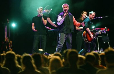 Der deutsche Popsänger Tim Bendzko (Mitte) tritt während eines Großversuchs der Universitätsmedizin Halle/Saale in der Arena Leipzig mit einer Band auf der Bühne auf. 