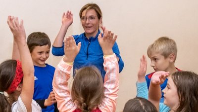 Jana Ihl (M.) wird von ihren Schützlingen gefeiert. Die Voigtsdorferin erhielt den Nachwuchspreis Ehrenamt der Sparkasse. 