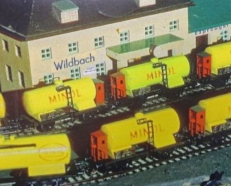 Tankwaggons aus Besenstielen.