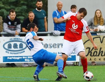 Kreispokal-Halbfinale: Johann Süß vom SV Neudorf II versucht, Andy Schuffenhauer vom SV Großrückerswalde II (l.) zu umkurven.