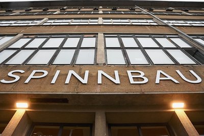 Wo "Spinnbau" draufsteht, ist Theater drin: Zurzeit legen Handwerker unter anderem auf der Bühne im Großen Saal des Industriegebäudes letzte Hand an, damit sich dort ab Mitte März der Vorhang heben kann. 