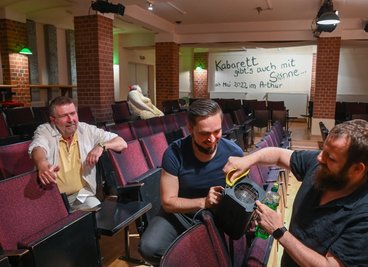 Gerd und Paul Ulbricht stehen nun gemeinsam auf der Bühne. Hier feilen sie mit Kollege Martin Berke (v. l.) an der Lichttechnik im Kabarett.