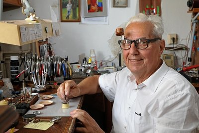 Helmut Gnauck hilft immer noch in der Werkstatt des Familienbetriebes an der Marienstraße in der Meerane. Zudem engagiert sich der 79-Jährige in der Kreishandwerkerschaft und im Feuerwehrverein.
