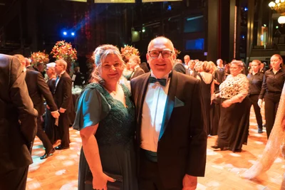 Nach dem Galaprogramm kommen die Gäste auf die Bühne, unter ihnen Chemnitz Oberbürgermeister Sven Schulze und seine Partnerin Antje Döbler.