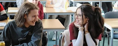Attila Grafe (l.), Schüler am Rochlitzer Gymnasium, ist Stellvertreter der Vorsitzenden des Kreisschülerrats Montaha Al Aidi (r.). 