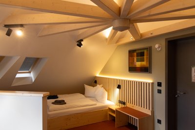 Eines von elf Zimmern im Hotel. Insgesamt können maximal 36 Schlafplätze angeboten werden.
