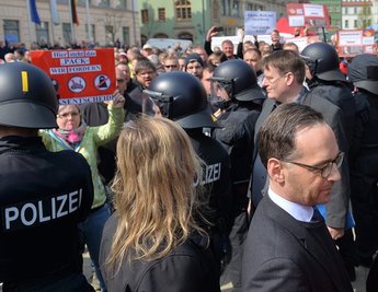 Justizminister Heiko Maas (vorn rechts) ist am Sonntag bei der Maikundgebung auf dem Zwickauer Hauptmarkt von Demonstranten des Bürgerforums Zwickau, darunter Rechtsextremen, niedergebrüllt worden.  