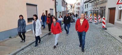 Knapp 50 Teilnehmer haben sich am Donnerstagabend an einem Spaziergang rund um den Peniger Marktplatz beteiligt. 