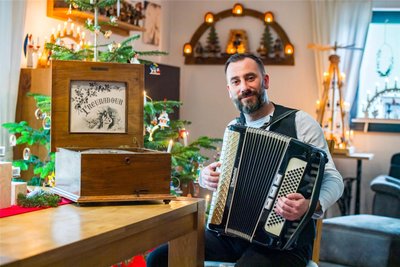 Christian Pfüller und sein „Ziehkastl“ – ein Erbstück seines Vaters, das er sich nach dem Krieg vom Mund abgespart hat. Ein weiteres Erbstück: der noch viel ältere Blechplattenspieler.