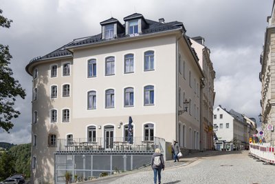 Das Inklusionshotel befindet sich am Buchholzer Tor, quasi am Eingang zur Annaberger Innenstadt. Die Erneuerung des Gebäudes habe somit auch einen städtebaulichen Aspekt, sagt Oberbürgermeister Rolf Schmidt.