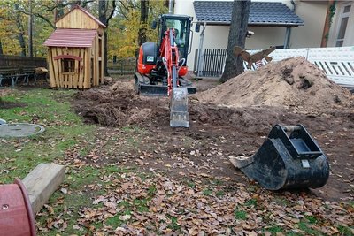 Eine Spezialfirma hat das Gebiet um den Fundort am Rochlitzer Berg am Mittwochvormittag gründlich nach weiteren Kampfmittel abgesucht. Am Donnerstag können die Bauarbeiten weitergehen. 