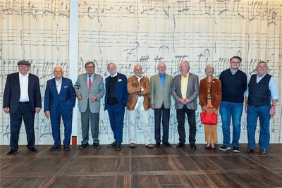 Die Sterneköche aus der Küchenwunderzeit: Heinz Winkler (von li.), Eckart Witzigmann, Lothar Eiermann, Hans-Peter Wodarz, Franz Keller, Dieter Biesler, Otto Koch, Wolfgang Staudenmaier und Herbert Schönberner bei der Eröffnung der Online-Ausstellung. Mit dabei war auch Barbara Siebeck, die Witwe von Gastrokritiker Wolram Siebeck.