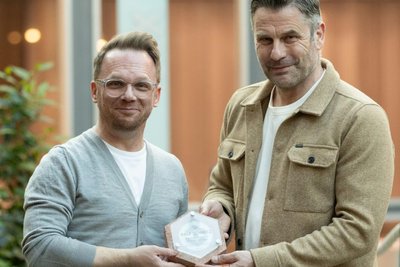 Comedian Ralf Schmitz (l.) nahm die Auszeichnung von Stadthallen-Chef Ralf Schulze entgegen.