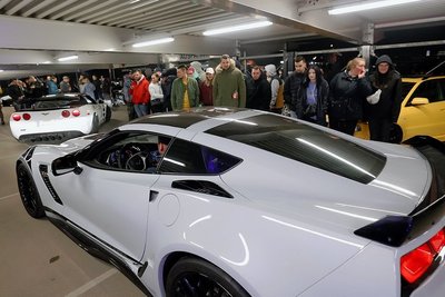 Die Tuning-Fans waren begeistert. Im Schönecker Parkhaus bekamen sie jede Menge coole Fahrzeuge zu sehen.