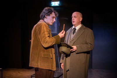 Clemens Kersten als möglicher Gott und Christian Ruth als Nazi in "Der Besucher".