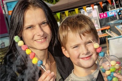 Manuela und Manilo Klemm aus Fraureuth besuchten bereits am Freitag zur Eröffnung den Street Food Markt auf dem Plauener Festplatz. Sie probierten unter anderem sogenannte Drachenkugeln.
