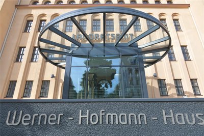 Dirk Neubauer wirbt im Landratsamt in Freiberg für Transparenz, Bürgernähe, Klimaschutz. CDU-Mann Jörg Woidniok will hingegen grundsätzlich wissen: Bleibt der Landrat bis 2029 im Amt?