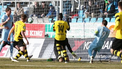 Der Treffer zum 1:1-Ausgleich durch CFC-Kapitän Anton Fink (r.).