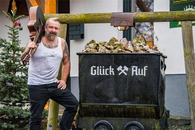 Holger Rockstroh ist der Bassist – bei „Engel in Zivil“ und bei den „Sauberger Draackfink‘n“. Wenn er nicht auf der Bühne steht, ist er der Chef seiner eigenen kleinen Fußbodenlegerfirma.