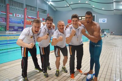 Nach dem WM-Titel in der 4x-100-m-Staffel feierten die deutschen Flossenschwimmer mit Malte Striegler, Max Poschart, Bundestrainer Lutz Riemann, Florian Kritzler und Jan Malkowski (von links) ausgelassen. Striegler und Poschart gehören zum Tauchclub Nemo Plauen.
