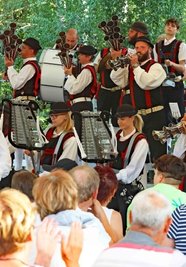 Spielen beim Sommerfest in Mannichswalde auf: die Vollmershainer Schalmeien.
