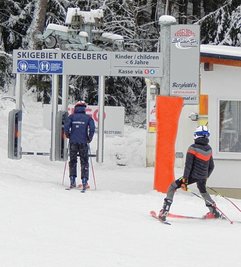 Der Lift im Skigebiet am Erlbacher Kegelberg ist am Wochenende 9 bis 17 Uhr geöffnet. 