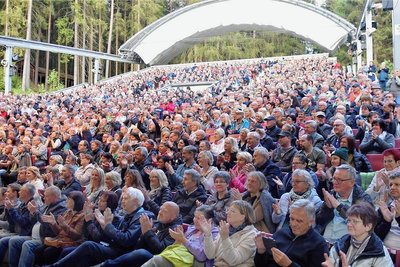 Volles Haus im Naturtheater Bad Elster.