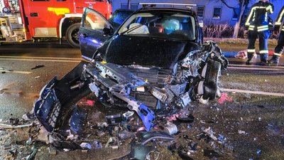 Bei dem Fahrzeug entstand bei dem Unfall auf der B 169 in Aue Totalschaden.