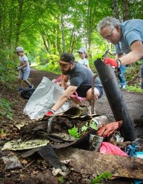 Nicht nur für die freiwilligen Helfer war wieder einmal erschütternd, was Leute in der Natur entsorgen.