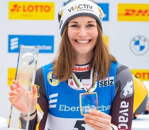 Mehrfach auf der Kandidatenliste für die Sporttalentewahl im Erzgebirge, nie ganz oben, aber dafür nun bereits dreimalige Weltmeisterin: Julia Taubitz, auf dem Foto mit Pokal und Medaille nach dem Gewinn der Welttitelkämpfe 2021 auf der Bahn in Schönau am Königssee. 