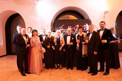 Die Gäste des 21. Chemnitzer Opernballs am 15. Februar bei der Ankunft im Opernhaus. Von links: Eberhardt Heldt, Jürgen und Annegret Grimm, Christiane Heldt, Andreas Wettley, Gondra Wettley, Monika & Peter Klingst, Jörg und Manuela Soller, Marcel Kremer, Tom Soller.