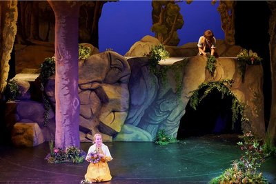 Märchenhafter Neustart nach langer Corona-Zwangspause im Eduard-von-Winterstein-Theater in Annaberg-Buchholz mit Engelbert Humperdincks "Hänsel und Gretel". Die beiden Hauptrollen Anna Bineta Diouf als Hänsel (rechts) und Madelaine Vogt als Gretel. 