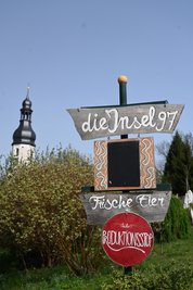 Eine "Insel" vom Alltag. Die Nummer weist auf die Hausnummer des "Hauptquartiers" des Vereins hin. 