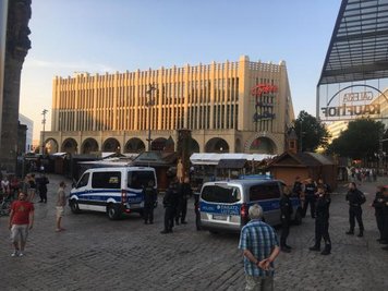Polizeieinsatz in der Innenstadt: Wegen einer Drohung gegen das Weindorf auf dem Neumarkt mussten am Mittwochabend mehr als 1000 Besucher das Festgelände verlassen.