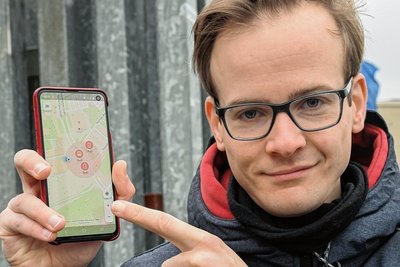 Renè Apitzsch mit seiner App OpenStop, über die Nutzende Angaben über den Zustand von Haltestellen machen können. 