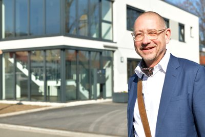Geschäftsführer Steffen Köcher vor dem Wäscherei-Neubau nahe dem Haus Elisabeth, den er nun einweihen kann.