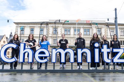 Acht der zehn Spielerinnen der deutschen Floorball-Nationalmannschaft aus Chemnitz (v. l.): Charlotte Michler, Tabea Pantzier, Vanessa Riemann, Anja Krüger, Marie Suske, Emelie Loos, Maya Gräfe und Malika Agouzoul vor dem Start nach Spanien. Zum Fototermin fehlten Vanessa Müller und Vanessa Kaiser.