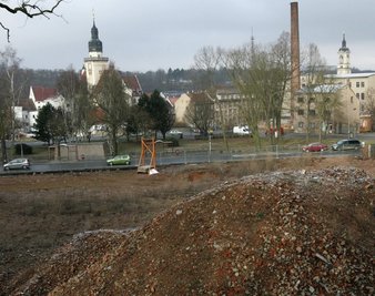 
              <p class="artikelinhalt">Was wird mit der Baulücke auf dem Gedächtnisplatz, fragen sich die Werdauer. Eine Firma aus der Nähe von Fürth will hier ein Altenheim errichten. </p>
            
