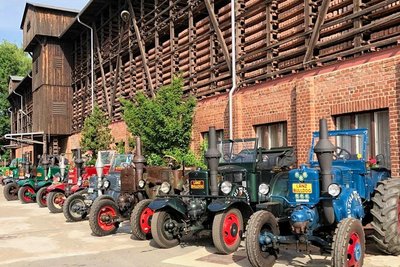 Fans alter Fahrzeuge, deren Herzen bei diesem Anblick höher schlagen, sind am Freitag an der Alten Ziegelei in Niederwürschnitz richtig. t