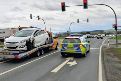 Eines der am Unfall beteiligten Fahrzeuge wird abtransportiert.