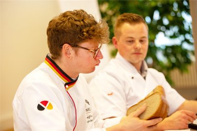 Brot-Sommelier Siegfried Wunderlich (links) testet mit Bäcker André Knüpfer die Backwaren.