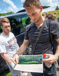 Ruben Otto von der Initiative "Keine Macht dem Plastik" mit dem Lageplan der Müll-Aktion in Falkenau.