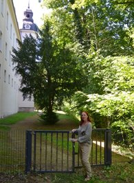 Die Frau, die neue Türen öffnet: Schloss-Chefin Patrizia Meyn. Den Weg um Schloss Lichtenwalde will sie herrichten lassen. 