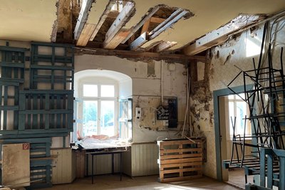 Im Rittergut Bösenbrunn (im Foto der Saal im ersten Stock) gehen die Arbeiten weiter.